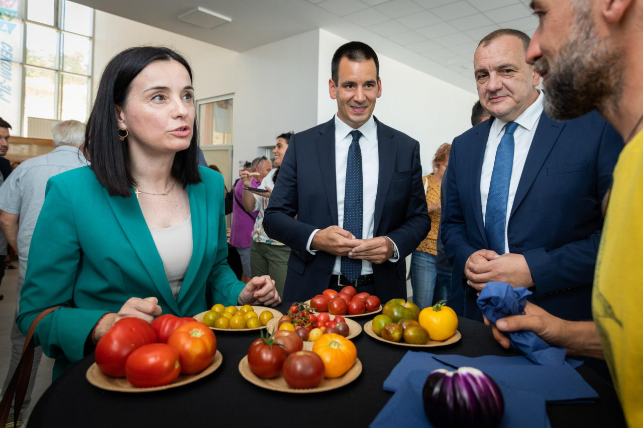 Ministrica Ministarstva poljoprivrede Marija Vučković, Vinko Ursić Glavanov, direktor Slobodne Dalmacije i Ivan Bugarin gradonačelnik Trilja